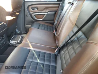 2016 Nissan Titan Platinum Reserve z VIN 1N6BA1F47GN502505, wystawiony jako IAAI lot #42520972 z przebiegiem 104 949 mil mil oraz . Historia ofert i sprzedaży dostępna na DreamBid. Obrazek 20.