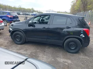 2018 Chevrolet Trax LS z VIN 3GNCJKSB8JL203072, wystawiony jako IAAI lot #41998195 z przebiegiem 121 733 mil mil oraz . Historia ofert i sprzedaży dostępna na DreamBid. Obrazek 14.