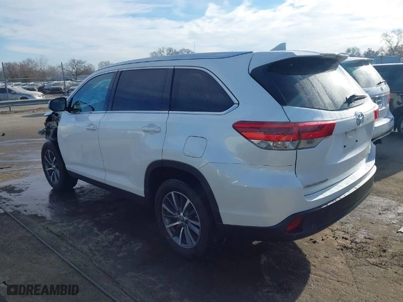 2019 Toyota Highlander SE with VIN 5TDKZRFH0KS315218, listed as a IAAI auction lot 41666981 with 45,218 mi miles. Bid and sale history available at carsss.com. Image 14.
