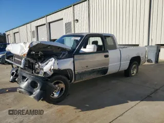 1996 Dodge 1500 z VIN 3B7HC13Y8TG137270, wystawiony jako Copart lot #42007315 z przebiegiem 239 802 mil mil oraz Szkoda całkowita • Salvage title. Historia ofert i sprzedaży dostępna na DreamBid. Obrazek 1.