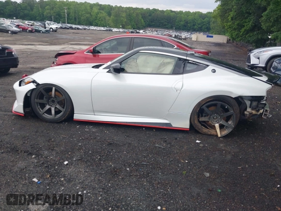 2023 Nissan Z Sport z VIN JN1BZ4AH1PM310285, wystawiony jako IAAI lot #42194303 z przebiegiem 10 957 mil mil oraz . Historia ofert i sprzedaży dostępna na DreamBid. Obrazek 14.