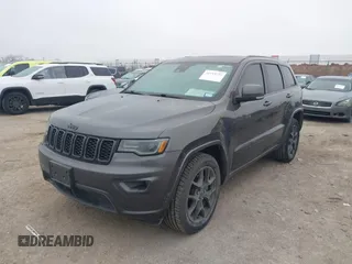 2021 Jeep Grand Cherokee 80th Anniversary z VIN 1C4RJFBGXMC621817, wystawiony jako IAAI lot #41519733 z przebiegiem 60 552 mil mil oraz . Historia ofert i sprzedaży dostępna na DreamBid. Obrazek 2.