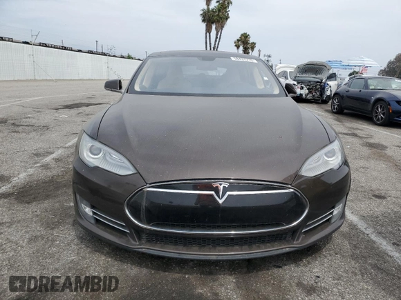 2013 Tesla Model S Performance z VIN 5YJSA1DP0DFP18285, wystawiony jako Copart lot #58437215 z przebiegiem 130 059 mil mil oraz Czysty tytuł • Clean title. Historia ofert i sprzedaży dostępna na DreamBid. Obrazek 5.