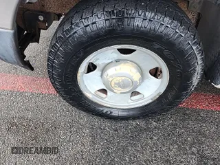 2005 Ford F-250 XL z VIN 1FTNX20585EB69766, wystawiony jako IAAI lot #42469690 z przebiegiem 151 197 mil mil oraz . Historia ofert i sprzedaży dostępna na DreamBid. Obrazek 18.