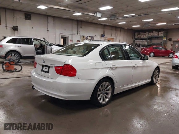 2011 BMW 3 Series 328i z VIN WBAPH5G57BNM82328, wystawiony jako IAAI lot #42130819 z przebiegiem 117 047 mil mil oraz . Historia ofert i sprzedaży dostępna na DreamBid. Obrazek 4.