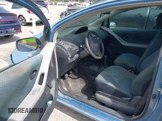 2007 Toyota Yaris z VIN JTDJT923675101502, wystawiony jako IAAI lot #42094488 z przebiegiem 127 971 mil mil oraz . Historia ofert i sprzedaży dostępna na DreamBid. Obrazek 5.