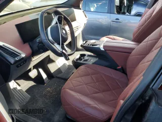 2023 BMW iX M60 z VIN WB533CF05PCL46241, wystawiony jako Copart lot #77515293 z przebiegiem 4925 mil mil oraz . Historia ofert i sprzedaży dostępna na DreamBid. Obrazek 7.
