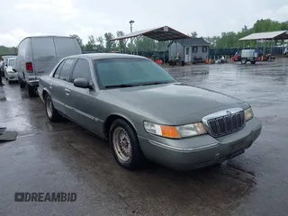 2002 Mercury Grand Marquis LS Premium z VIN 2MEFM75W62X659336, wystawiony jako IAAI lot #42200318 z przebiegiem 117 011 mil mil oraz . Historia ofert i sprzedaży dostępna na DreamBid. Obrazek 1.