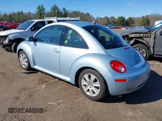 2010 Volkswagen New Beetle Coupe with VIN 3VWRG3AG4AM022921, listed as a IAAI auction lot 42048260 with 75,900 mi miles. Bid and sale history available at carsss.com. Image 3.