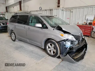 2012 Toyota Sienna LE AAS с VIN 5TDKK3DCXCS244099, выставлен на аукционе Copart как лот 57653065 с пробегом 74 127 миль миль и Чистый • Clean title. История ставок и продаж доступна на DreamBid. Изображение 4.