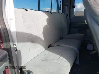 2004 Ford F-250 XL z VIN 1FTNX21L84EA11231, wystawiony jako IAAI lot #41527029 z przebiegiem 180 000 mil mil oraz . Historia ofert i sprzedaży dostępna na DreamBid. Obrazek 8.