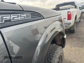 2015 Ford F-250 XLT z VIN 1FT7X2B61FEC57669, wystawiony jako IAAI lot #42466502 z przebiegiem 141 252 mil mil oraz . Historia ofert i sprzedaży dostępna na DreamBid. Obrazek 19.