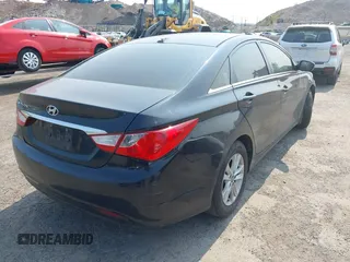 2013 Hyundai Sonata GLS z VIN 5NPEB4AC3DH590686, wystawiony jako IAAI lot #42361510 z przebiegiem 121 719 mil mil oraz . Historia ofert i sprzedaży dostępna na DreamBid. Obrazek 4.
