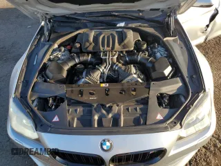 2013 BMW M6 z VIN WBSLX9C58DD159800, wystawiony jako Copart lot #68904984 z przebiegiem 107 426 mil mil oraz Szkoda całkowita • Salvage title. Historia ofert i sprzedaży dostępna na DreamBid. Obrazek 11.