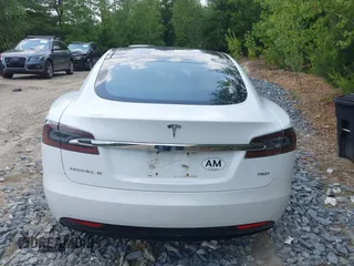 2017 Tesla Model S 100D z VIN 5YJSA1E28HF199074, wystawiony jako IAAI lot #42449671 z przebiegiem 172 910 mil mil oraz . Historia ofert i sprzedaży dostępna na DreamBid. Obrazek 16.