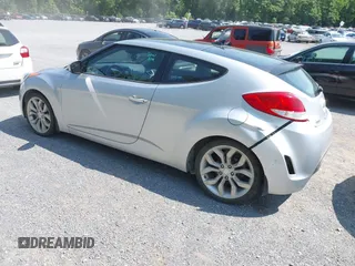 2015 Hyundai Veloster z VIN KMHTC6AD5FU240263, wystawiony jako IAAI lot #42392143 z przebiegiem 131 581 mil mil oraz . Historia ofert i sprzedaży dostępna na DreamBid. Obrazek 3.