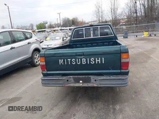 1992 Mitsubishi Mighty Max z VIN JA7FL24W5NP011633, wystawiony jako IAAI lot #41864873 z przebiegiem 301 895 mil mil oraz . Historia ofert i sprzedaży dostępna na DreamBid. Obrazek 16.