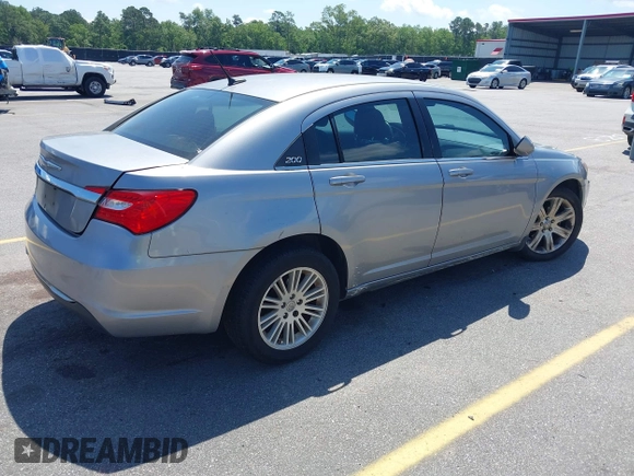 2013 Chrysler 200 Touring z VIN 1C3CCBBB9DN542645, wystawiony jako IAAI lot #42298710 z przebiegiem 114 317 mil mil oraz . Historia ofert i sprzedaży dostępna na DreamBid. Obrazek 4.