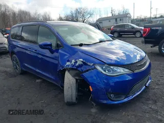 2020 Chrysler Pacifica Launch Edition z VIN 2C4RC3BG9LR252124, wystawiony jako IAAI lot #41689415 z przebiegiem 53 455 mil mil oraz . Historia ofert i sprzedaży dostępna na DreamBid. Obrazek 1.