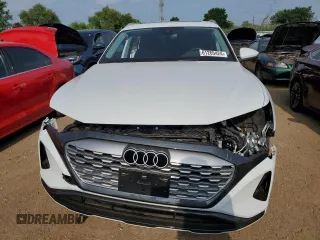 2024 Audi Q8 e-tron Premium z VIN WA14AAGE2RB015813, wystawiony jako Copart lot #61265424 z przebiegiem 1315 mil mil oraz Szkody całkowita. Historia ofert i sprzedaży dostępna na DreamBid. Obrazek 5.