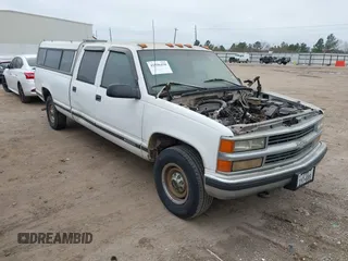 1997 Chevrolet Silverado 3500 z VIN 1GCGC33J4VF013057, wystawiony jako IAAI lot #41596450 z przebiegiem 302 666 mil mil oraz . Historia ofert i sprzedaży dostępna na DreamBid. Obrazek 1.