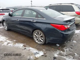 2013 Hyundai Sonata SE z VIN 5NPEC4AC4DH673945, wystawiony jako IAAI lot #41522632 z przebiegiem 109 883 mil mil oraz . Historia ofert i sprzedaży dostępna na DreamBid. Obrazek 3.