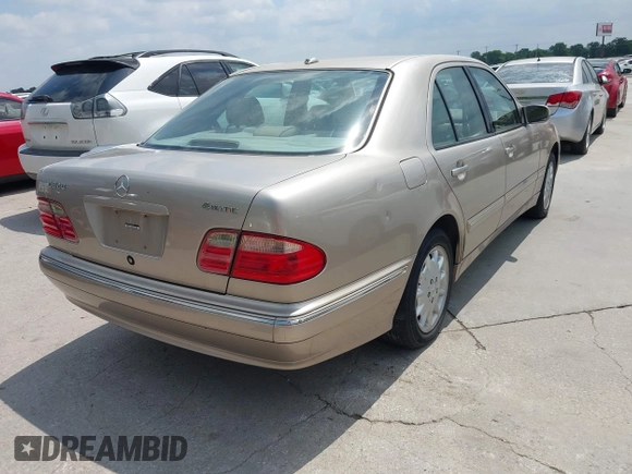 2000 Mercedes-Benz E-Class with VIN WDBJF82JXYX035704, listed as a IAAI auction lot 42045969 with 1 mi miles. Bid and sale history available at carsss.com. Image 4.