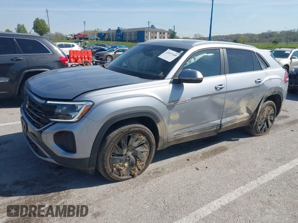 2024 Volkswagen Atlas SE z VIN 1V2KE2CA3RC243791, wystawiony jako IAAI lot #42037645 z przebiegiem 24 932 mil mil oraz . Historia ofert i sprzedaży dostępna na DreamBid. Obrazek 2.