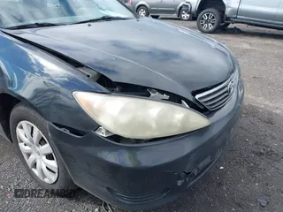 2005 Toyota Camry STD z VIN 4T1BE32K55U632921, wystawiony jako IAAI lot #42341618 z przebiegiem 268 557 mil mil oraz . Historia ofert i sprzedaży dostępna na DreamBid. Obrazek 6.