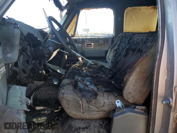 1989 Chevrolet Suburban z VIN 1GNGV26K8KF128711, wystawiony jako Copart lot #46658895 z przebiegiem Nie podano mil oraz Szkoda całkowita • Salvage title. Historia ofert i sprzedaży dostępna na DreamBid. Obrazek 7.