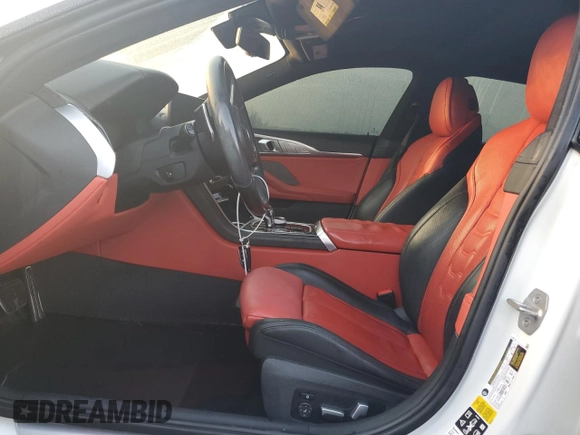 2023 BMW 8 Series M850i z VIN WBAGV8C0XPCL58173, wystawiony jako Copart lot #76322394 z przebiegiem 24 954 mil mil oraz Nie do naprawy • Non repairable. Historia ofert i sprzedaży dostępna na DreamBid. Obrazek 7.