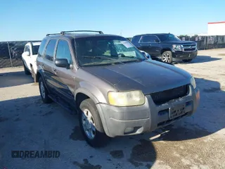 2002 Ford Escape XLT Choice with VIN 1FMYU04172KC92145, listed as a IAAI auction lot 42081862 with 225,812 mi miles. Bid and sale history available at carsss.com. Image 1.