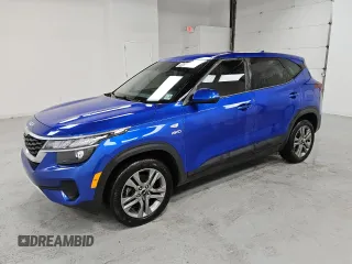 2023 Kia Seltos LX z VIN KNDEPCAA4P7462072, wystawiony jako Copart lot #46909565 z przebiegiem 54 268 mil mil oraz Tytuł czysty. Historia ofert i sprzedaży dostępna na DreamBid. Obrazek 1.