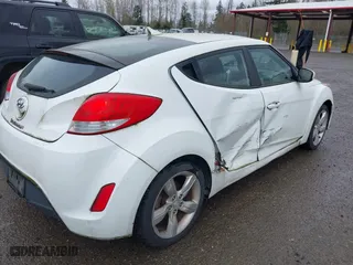 2015 Hyundai Veloster with VIN KMHTC6AD6FU236478, listed as a IAAI auction lot 41923285 with 120,079 mi miles. Bid and sale history available at carsss.com. Image 4.