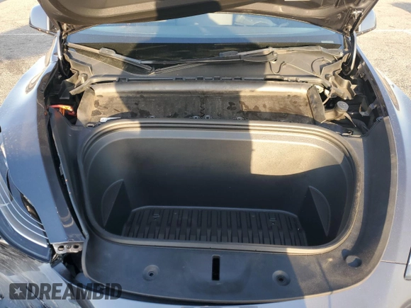 2022 Tesla Model Y Long Range z VIN 7SAYGAEE9NF366382, wystawiony jako Copart lot #52179515 z przebiegiem 41 654 mil mil oraz Szkoda całkowita • Salvage title. Historia ofert i sprzedaży dostępna na DreamBid. Obrazek 14.