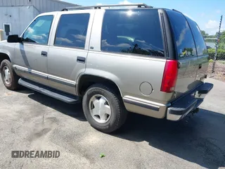 1998 Chevrolet Tahoe z VIN 1GNEK13R0WJ321045, wystawiony jako IAAI lot #42223891 z przebiegiem 192 041 mil mil oraz . Historia ofert i sprzedaży dostępna na DreamBid. Obrazek 3.