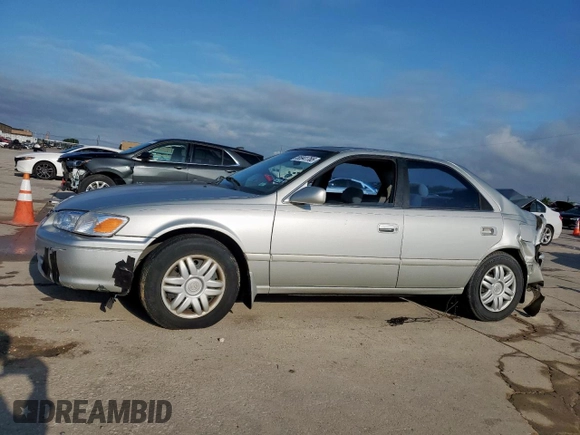 2001 Toyota Camry CE z VIN 4T1BG22K01U085409, wystawiony jako Copart lot #55941765 z przebiegiem 215 062 mil mil oraz Szkoda całkowita • Salvage title. Historia ofert i sprzedaży dostępna na DreamBid. Obrazek 1.
