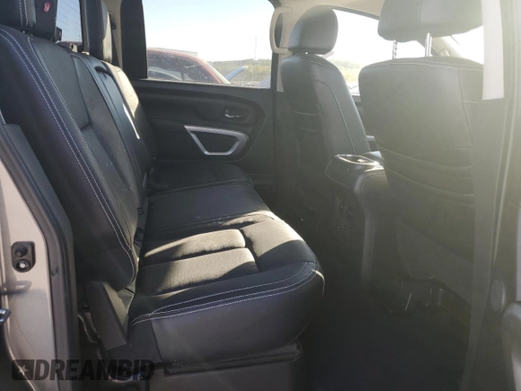 2017 Nissan Titan Platinum Reserve z VIN 1N6AA1E53HN543012, wystawiony jako Copart lot #39144854 z przebiegiem 83 008 mil mil oraz Szkoda całkowita • Salvage title. Historia ofert i sprzedaży dostępna na DreamBid. Obrazek 10.