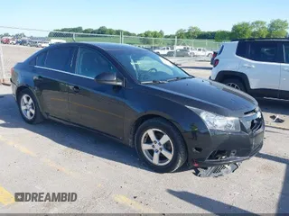 2014 Chevrolet Cruze 1LT z VIN 1G1PC5SB0E7324204, wystawiony jako IAAI lot #42194259 z przebiegiem 162 040 mil mil oraz . Historia ofert i sprzedaży dostępna na DreamBid. Obrazek 1.