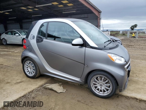 2014 Smart fortwo Passion z VIN WMEEJ9AA8DK673242, wystawiony jako Copart lot #43963505 z przebiegiem Nie podano mil oraz Tytuł czysty. Historia ofert i sprzedaży dostępna na DreamBid. Obrazek 4.