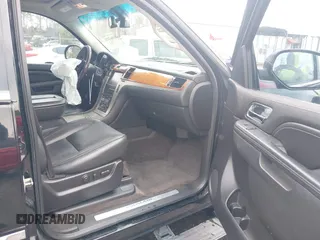 2013 Cadillac Escalade Platinum Edition with VIN 1GYS4DEF8DR105284, listed as a IAAI auction lot 41662224 with 118,359 mi miles. Bid and sale history available at carsss.com. Image 5.