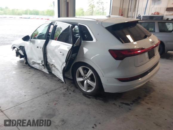 2019 Audi e-tron Premium Plus с VIN WA1LAAGE4KB023803, выставлен на аукционе IAAI как лот 42184693 с пробегом 30 746 миль миль и . История ставок и продаж доступна на DreamBid. Изображение 3.