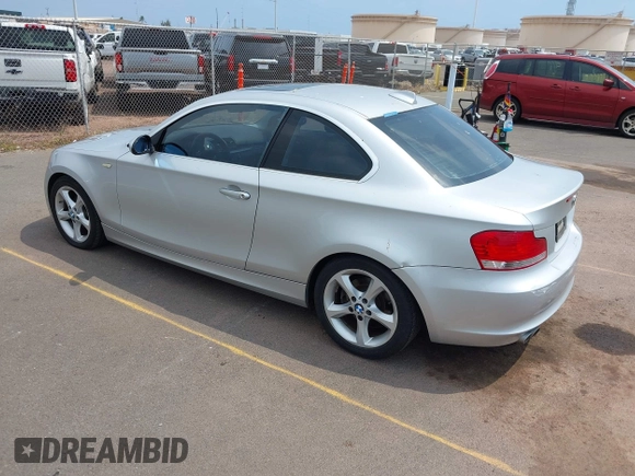 2009 BMW 1 Series 128i z VIN WBAUP73549VK75378, wystawiony jako IAAI lot #41872843 z przebiegiem 77 985 mil mil oraz . Historia ofert i sprzedaży dostępna na DreamBid. Obrazek 3.