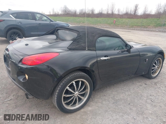 2007 Pontiac Solstice z VIN 1G2MB35B47Y119340, wystawiony jako IAAI lot #42087786 z przebiegiem 72 575 mil mil oraz . Historia ofert i sprzedaży dostępna na DreamBid. Obrazek 4.