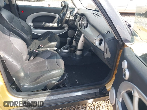 2004 MINI Hardtop z VIN WMWRC33404TJ55065, wystawiony jako IAAI lot #42273634 z przebiegiem 114 747 mil mil oraz . Historia ofert i sprzedaży dostępna na DreamBid. Obrazek 5.