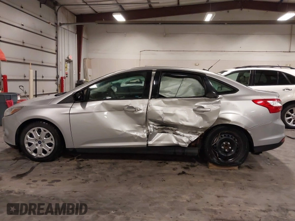 2012 Ford Focus SE z VIN 1FAHP3F21CL463704, wystawiony jako IAAI lot #42246436 z przebiegiem 234 474 mil mil oraz . Historia ofert i sprzedaży dostępna na DreamBid. Obrazek 15.