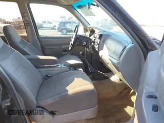 1996 Ford Explorer XL z VIN 1FMDU34X8TUA58168, wystawiony jako IAAI lot #41423645 z przebiegiem 121 839 mil mil oraz . Historia ofert i sprzedaży dostępna na DreamBid. Obrazek 5.