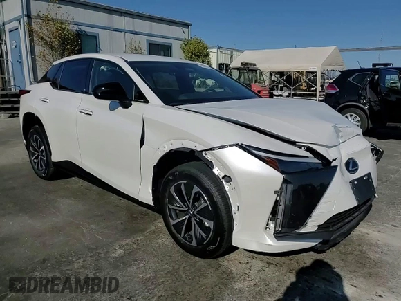 2024 Lexus RZ 300e Premium z VIN JTJABABB5RA005041, wystawiony jako Copart lot #72653024 z przebiegiem 3385 mil mil oraz Szkody całkowita. Historia ofert i sprzedaży dostępna na DreamBid. Obrazek 10.
