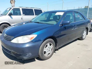 2003 Toyota Camry LE z VIN 4T1BF32K93U050590, wystawiony jako IAAI lot #42300405 z przebiegiem 146 510 mil mil oraz . Historia ofert i sprzedaży dostępna na DreamBid. Obrazek 2.