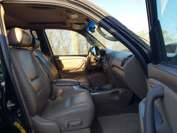 2001 Toyota Sequoia Limited with VIN 5TDBT48A51S020330, listed as a IAAI auction lot 41914917 with 276,826 mi miles. Bid and sale history available at carsss.com. Image 5.